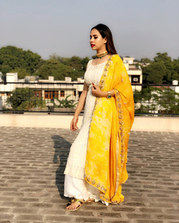 Sunanda Sharma feet photo thumbnail