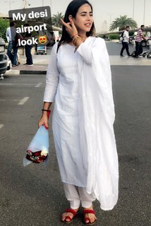 Sunanda Sharma feet photo thumbnail