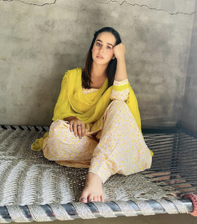 Sunanda Sharma feet photo thumbnail