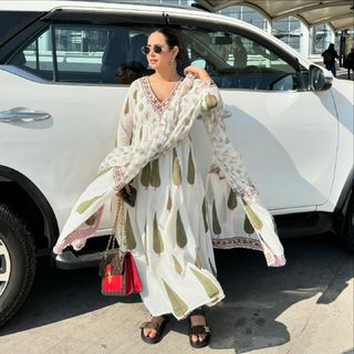 Sunanda Sharma feet photo thumbnail