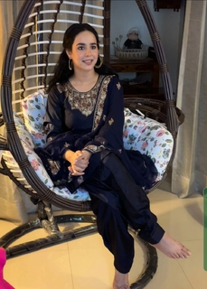 Sunanda Sharma feet photo thumbnail