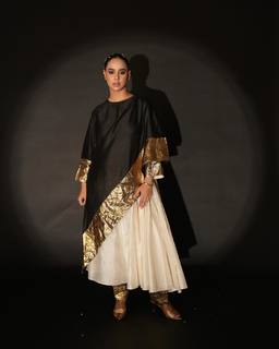 Sunanda Sharma feet photo thumbnail