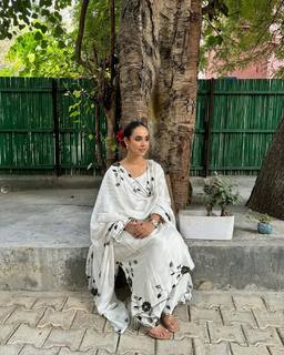 Sunanda Sharma feet photo thumbnail