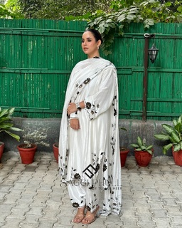 Sunanda Sharma feet photo thumbnail