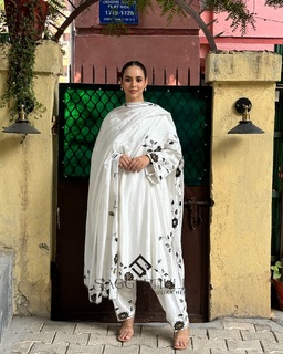 Sunanda Sharma feet photo thumbnail