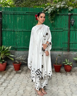 Sunanda Sharma feet photo thumbnail