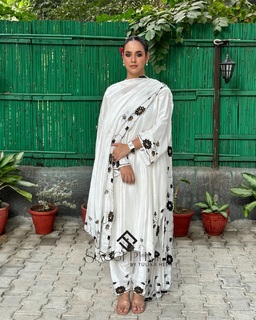 Sunanda Sharma feet photo thumbnail