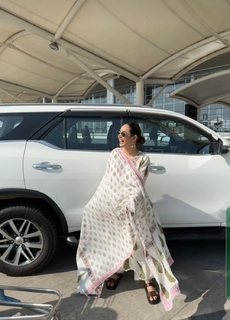 Sunanda Sharma feet photo thumbnail