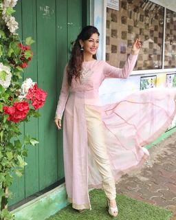 Sunayana Fauzdar feet photo 13