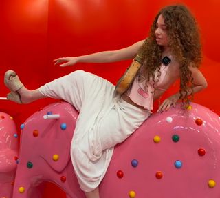 Sunday Kalogeras feet photo thumbnail