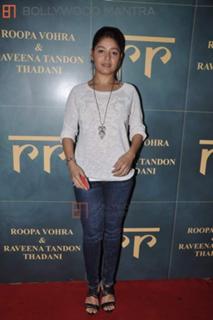 Sunidhi Chauhan feet photo 10
