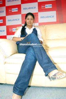 Sunidhi Chauhan feet photo 9