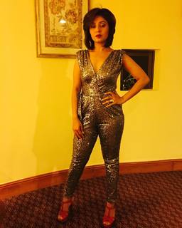 Sunidhi Chauhan feet photo 3