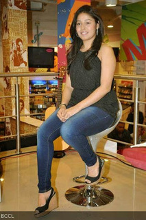 Sunidhi Chauhan feet photo 2