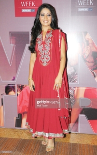 Sunidhi Chauhan feet photo 19