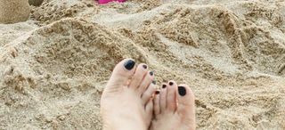 Sunidhi Chauhan feet photo 4