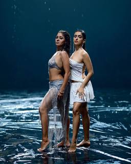 Sunidhi Chauhan feet photo 1