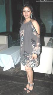 Sunidhi Chauhan feet photo 11