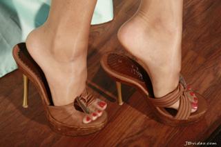 Sunny Leone feet photo thumbnail