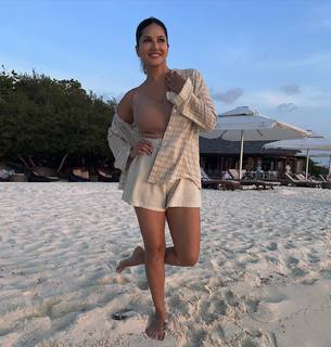 Sunny Leone feet photo thumbnail