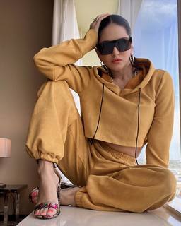 Sunny Leone feet photo thumbnail