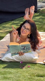 Sunny Leone feet photo thumbnail