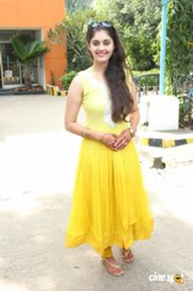 Surabhi feet photo 10