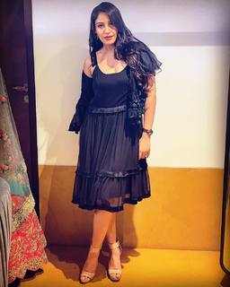 Surbhi Chandna feet photo 12