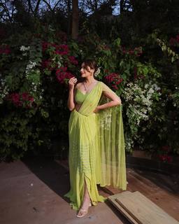 Surbhi Chandna feet photo 10