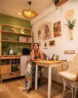 Surbhi Chandna feet photo 7