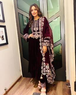 Surbhi Chandna feet photo 20