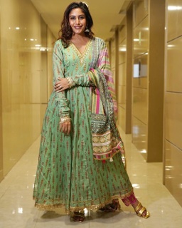 Surbhi Chandna feet photo 18