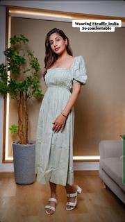 Surbhi Chandna feet photo 9