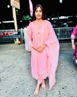 Surbhi Chandna feet photo 10