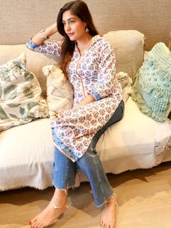 Surbhi Chandna feet photo 12