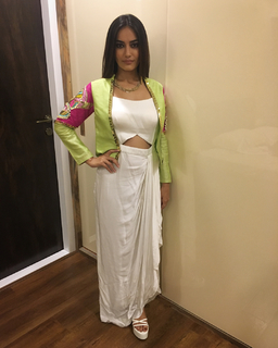 Surbhi Jyoti feet photo thumbnail