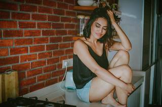 Surbhi Jyoti feet photo thumbnail