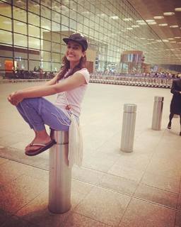 Surbhi Jyoti feet photo thumbnail