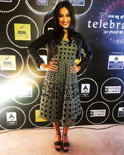 Surbhi Jyoti feet photo thumbnail