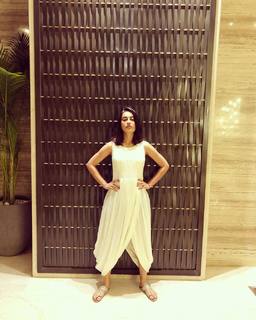 Surbhi Jyoti feet photo thumbnail