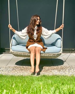 Surbhi Jyoti feet photo thumbnail