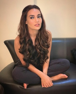 Surbhi Jyoti feet photo thumbnail