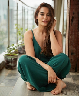 Surbhi Jyoti feet photo thumbnail