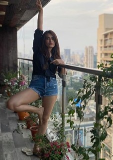 Surbhi Jyoti feet photo thumbnail