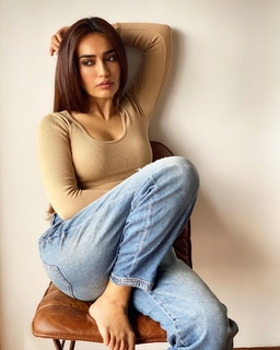 Surbhi Jyoti feet photo thumbnail