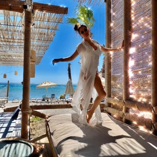 Surbhi Jyoti feet photo thumbnail