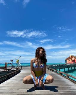 Surbhi Jyoti feet photo thumbnail