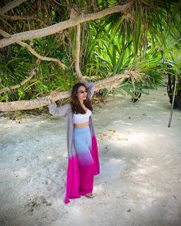 Surbhi Jyoti feet photo thumbnail