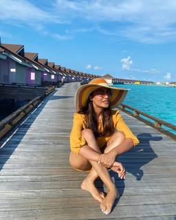 Surbhi Jyoti feet photo thumbnail