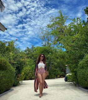 Surbhi Jyoti feet photo thumbnail